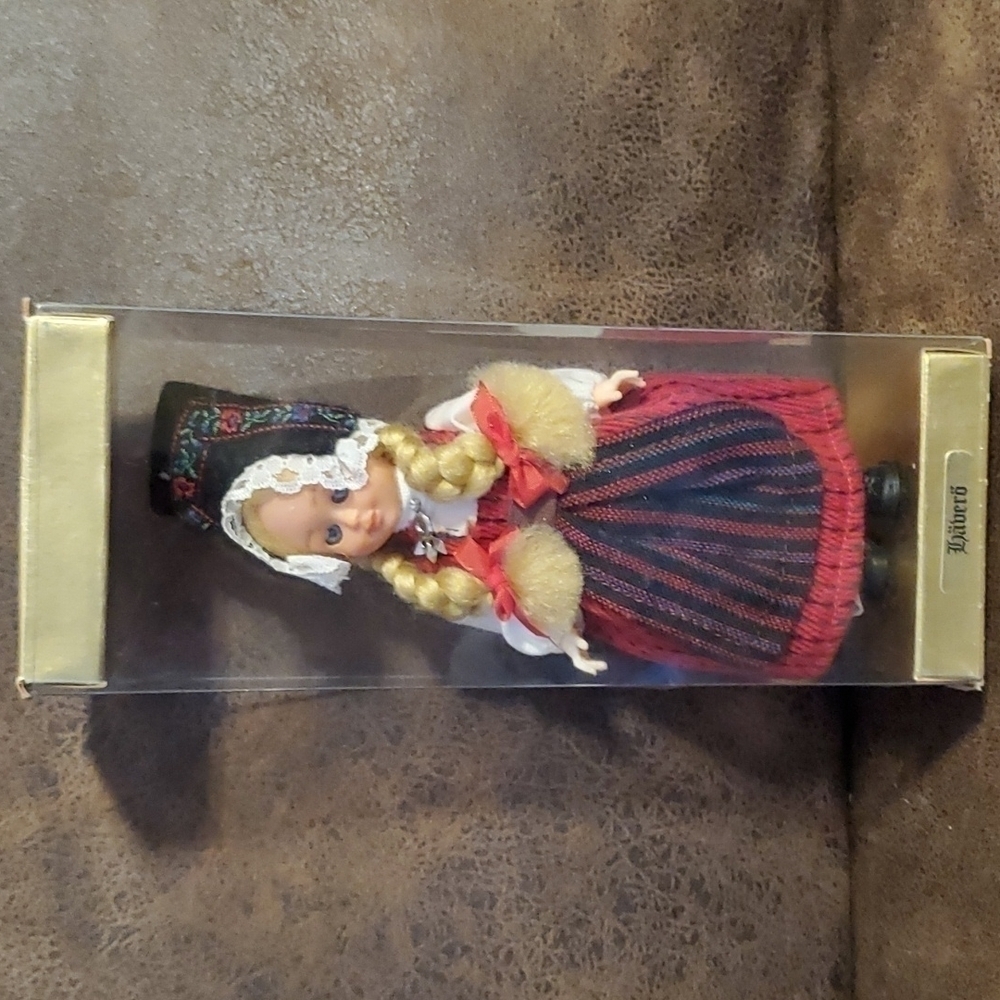 𝅺SVENSK Folkdrakt Original Handarbete Doll , original packaging